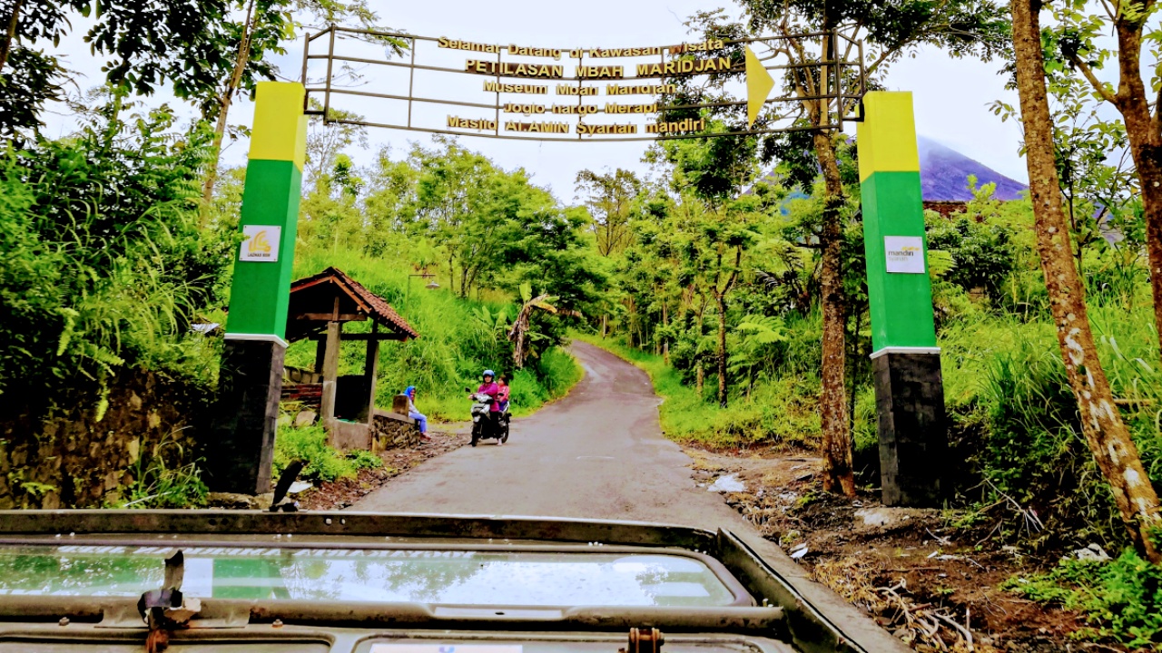 entrance to kinahrejo village 