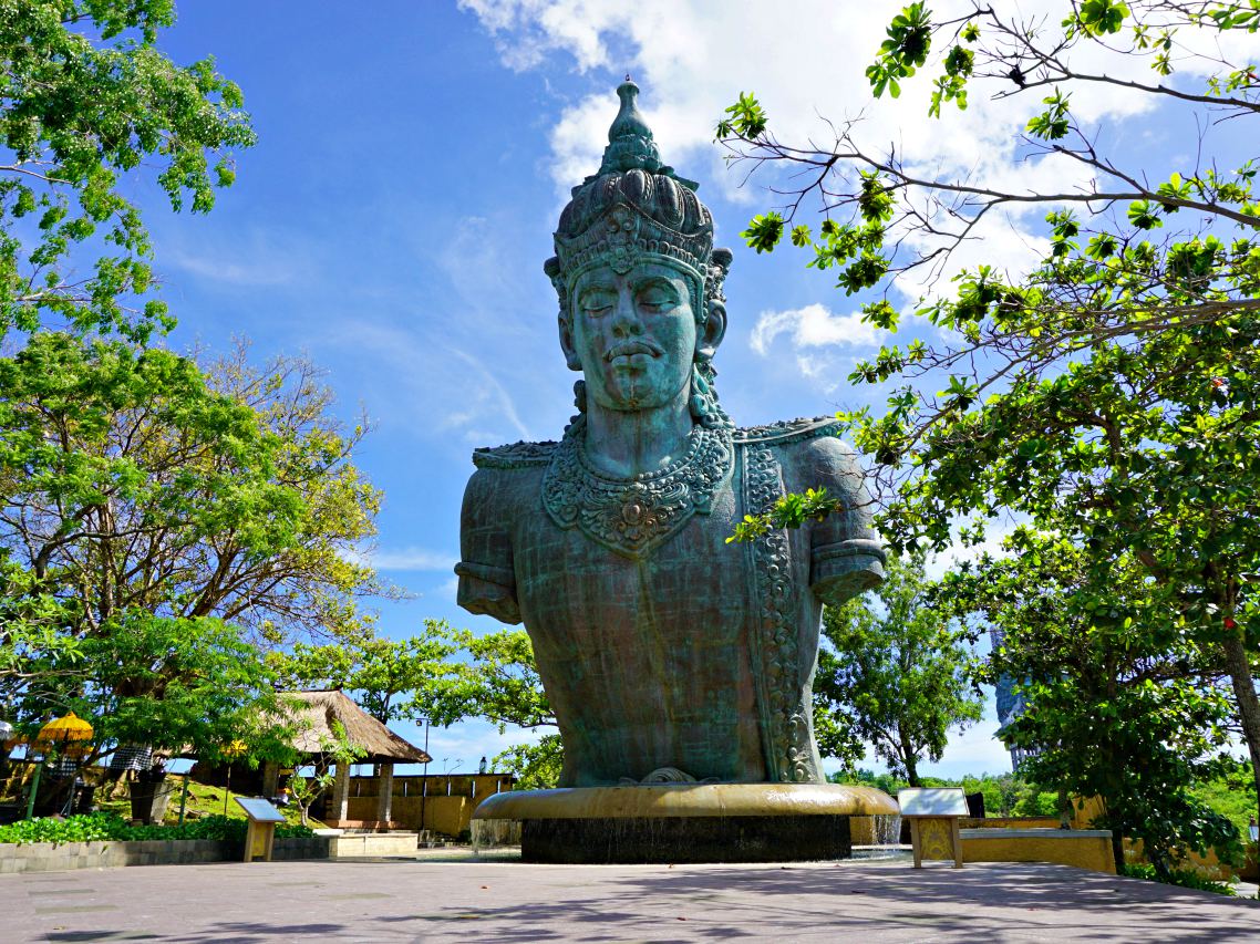Garuda Wisnu Kencana, Wisnu statue