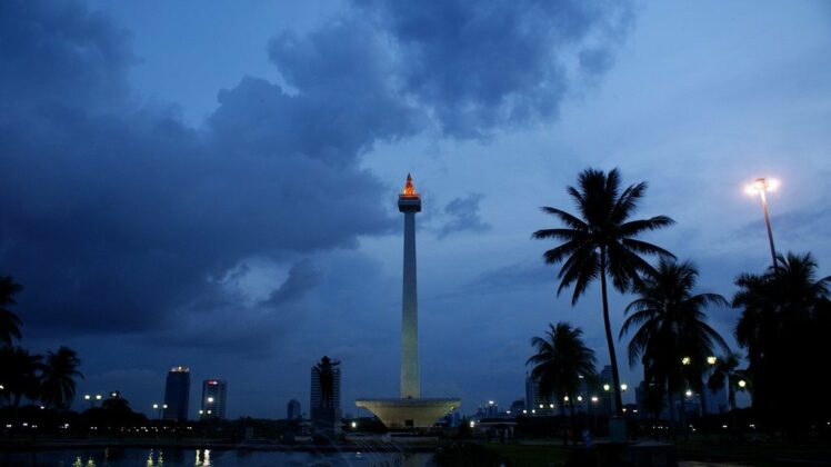 Monas National Monument Landmark & Museum Guide - IdeTrips