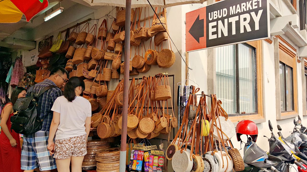 woven bali bag store at ubud art market 