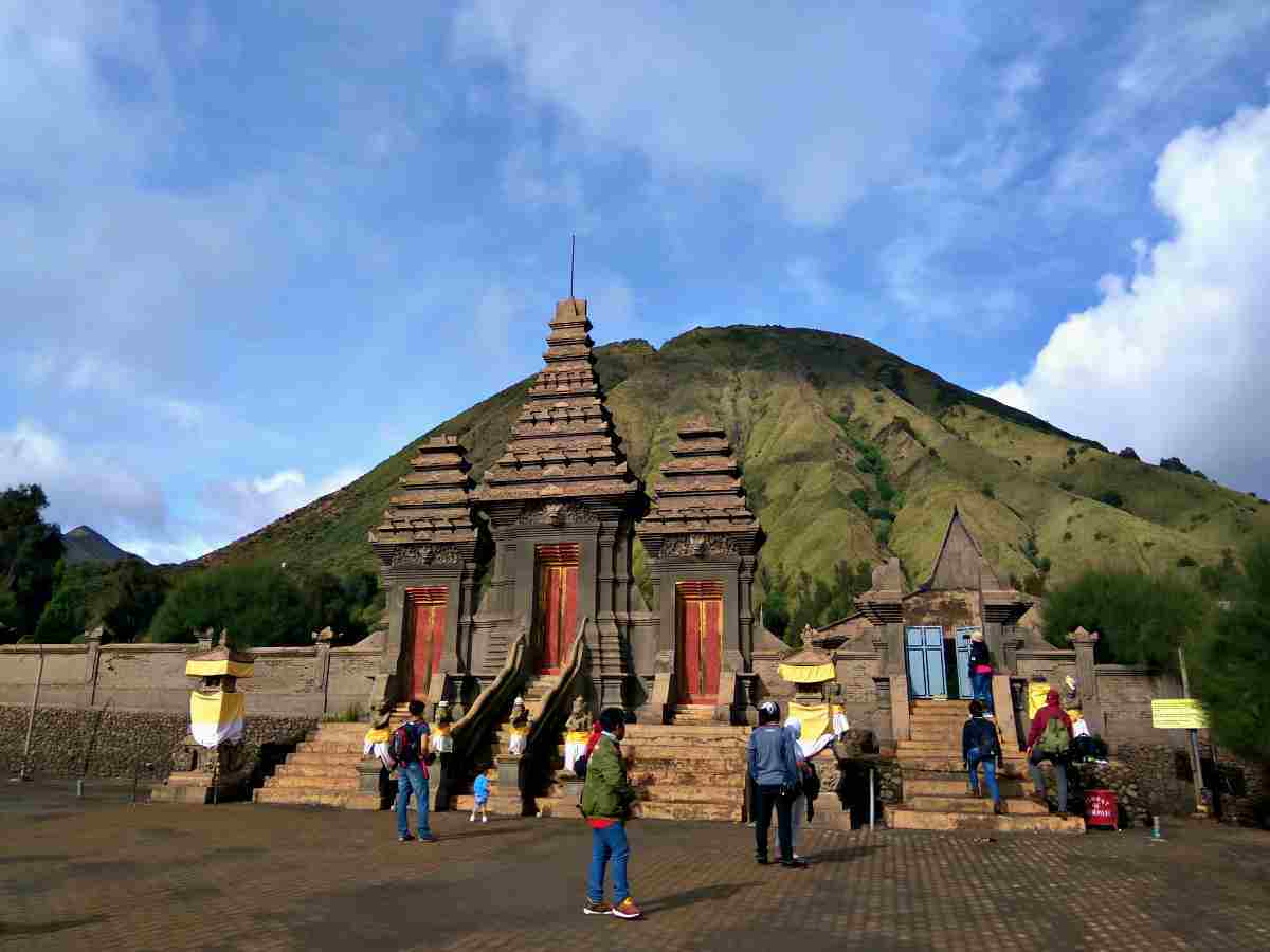 hindu temple in Mount Bromo