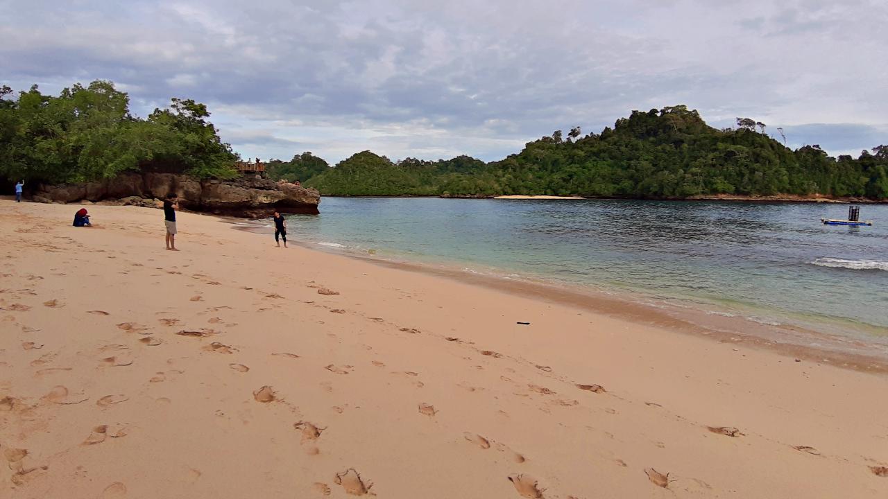 White clean sand beach