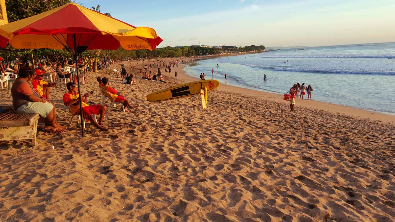 kuta long shoreline 