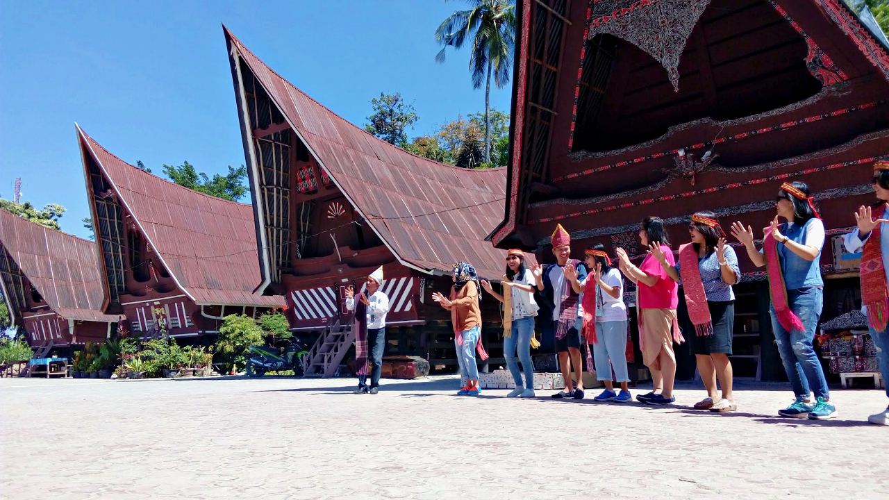 sigale-gale dance show, samosir island 