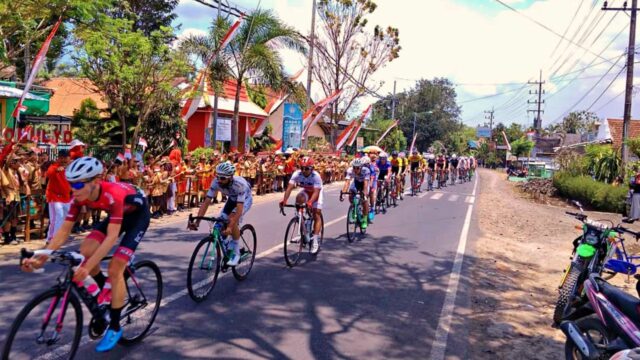 cycling participants cheered up by students