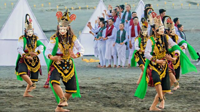 traditional dance performance kasada bromo