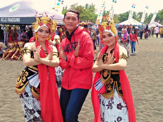 posing with gandrung sewu dancers