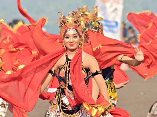 gandrung sewu dancers