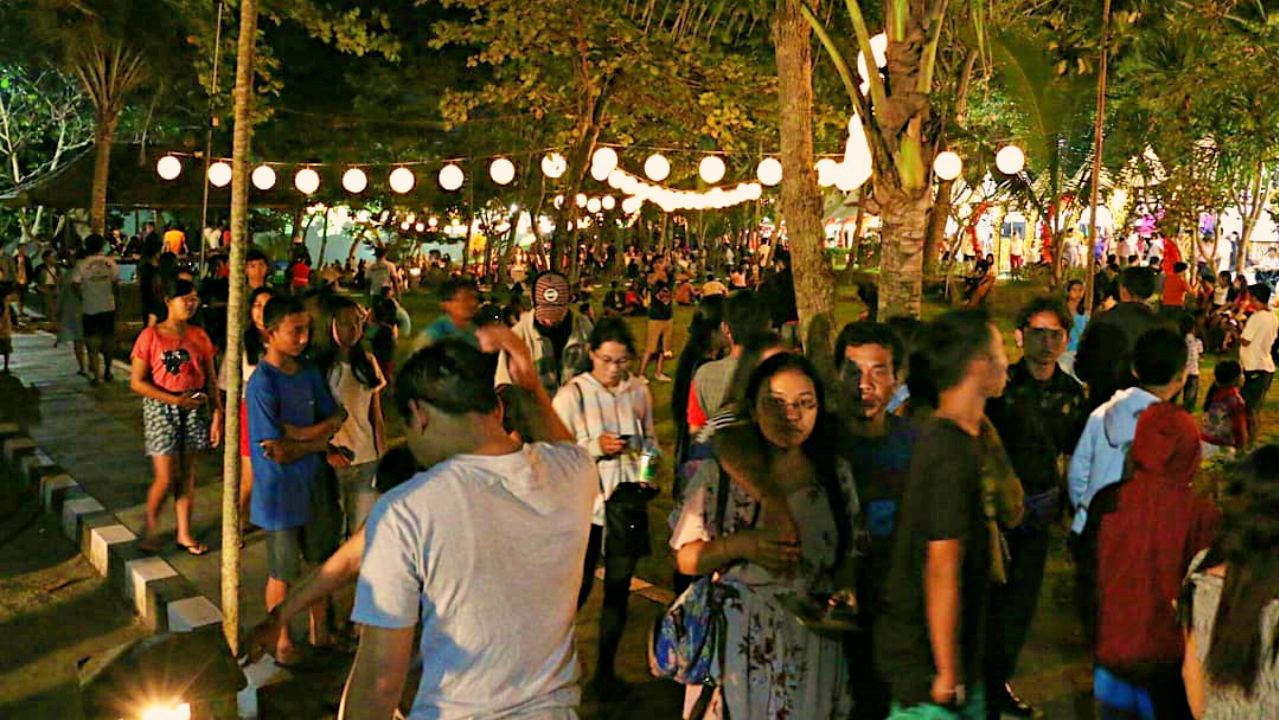 audiences at tanah lot festival