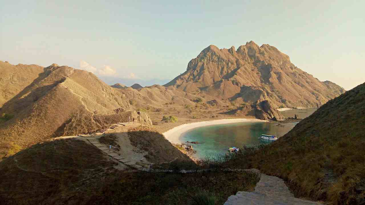 padar island hill 