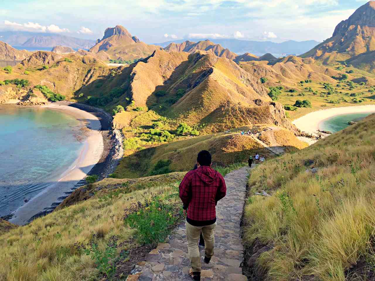 padar beach downhill