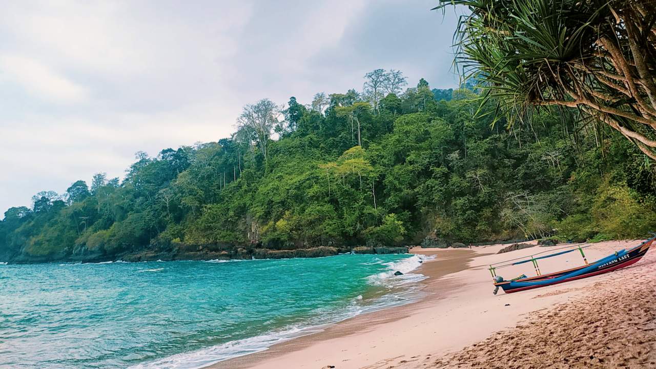 teluk hijau beach 