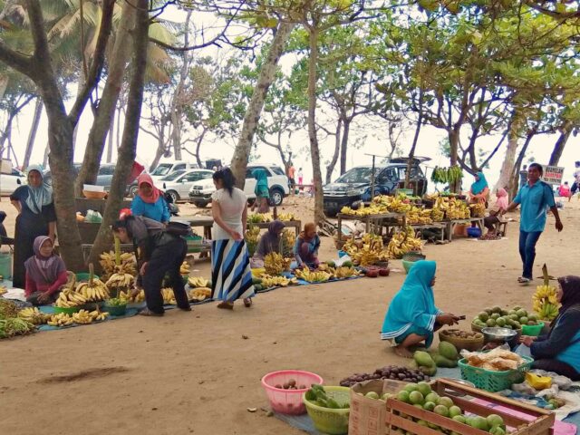 Balekambang beach market 