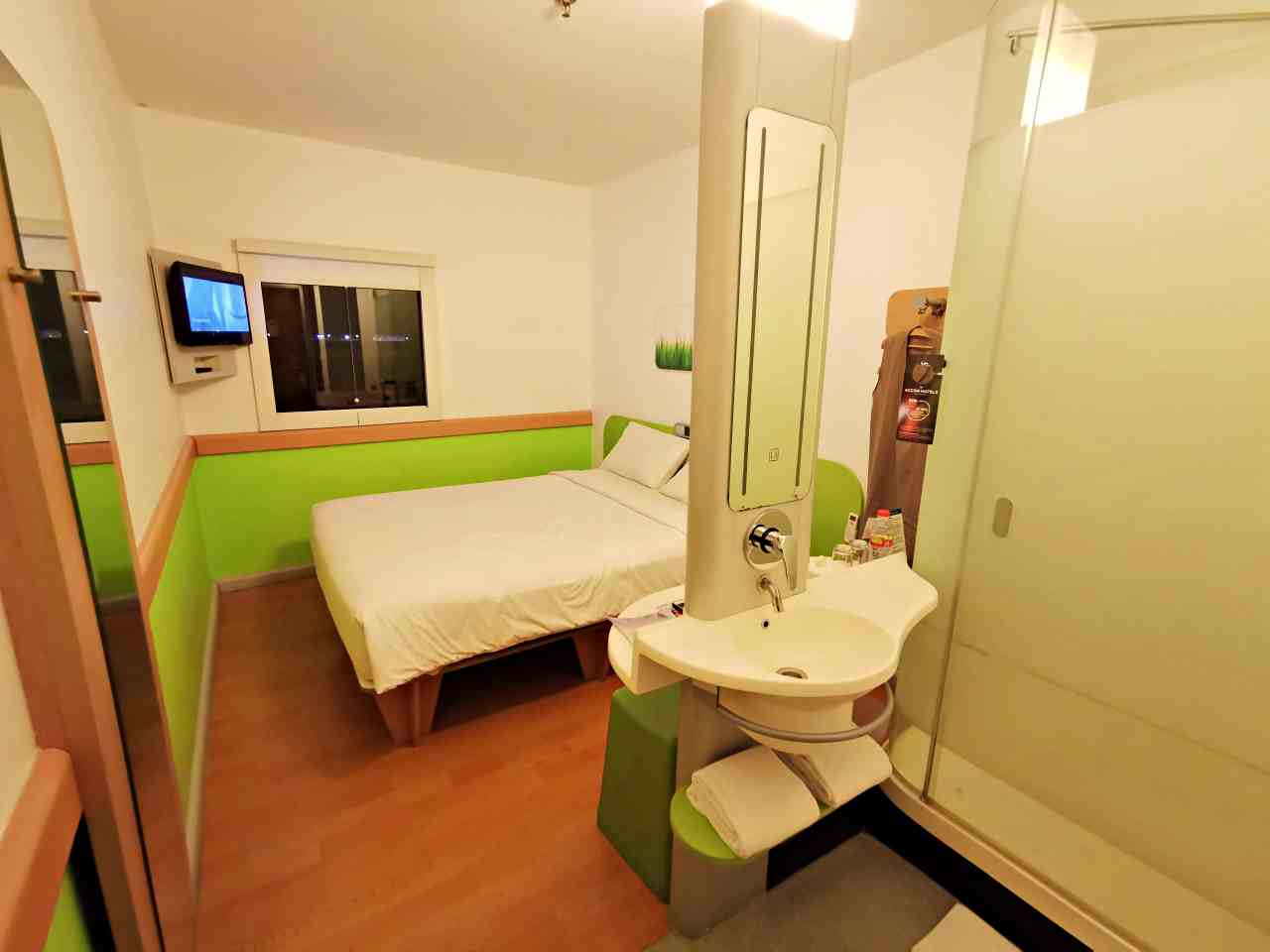 Standard Room Ibis Budget Surabaya Airport 