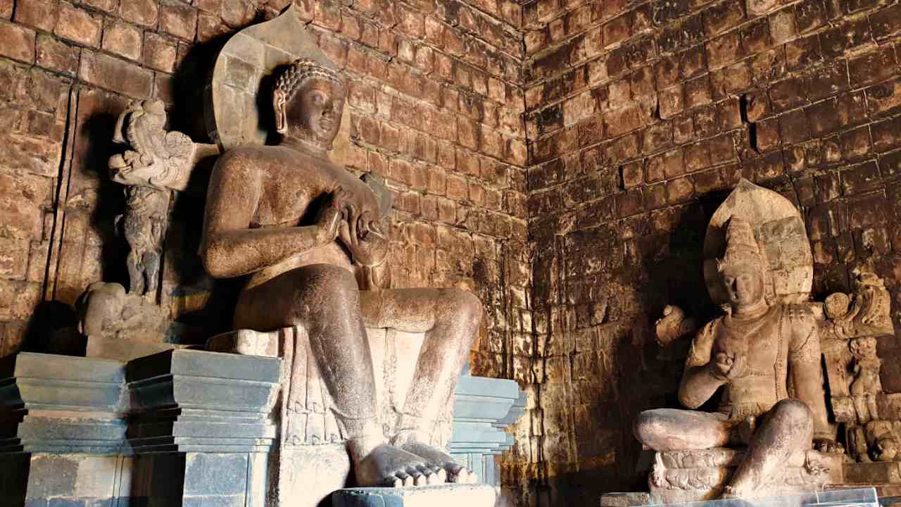 Buddha statues mendut temple 