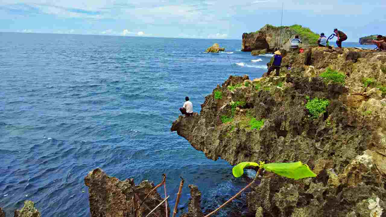 fishing at the edge of the cliff 