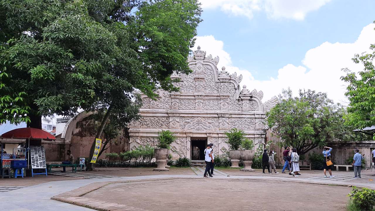 entrance gate 