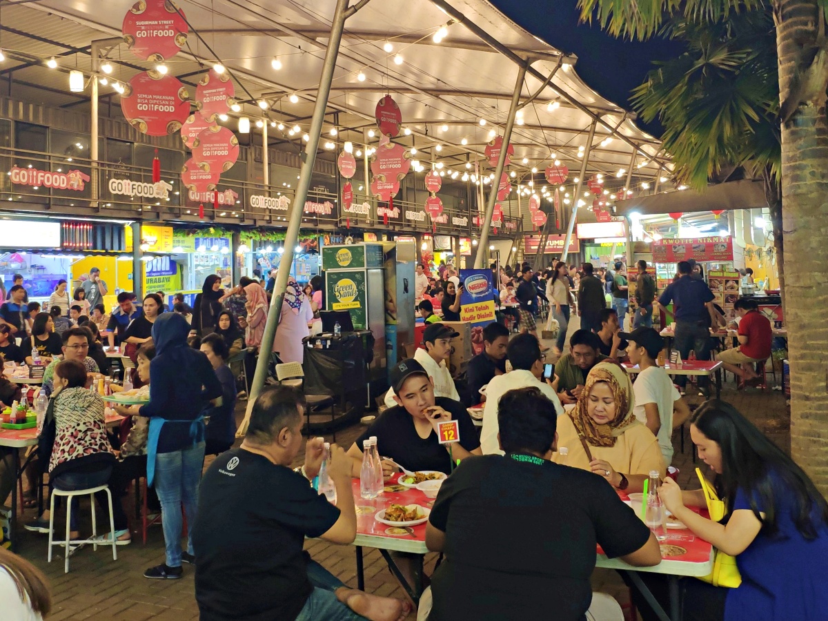 sudirman street food crowds