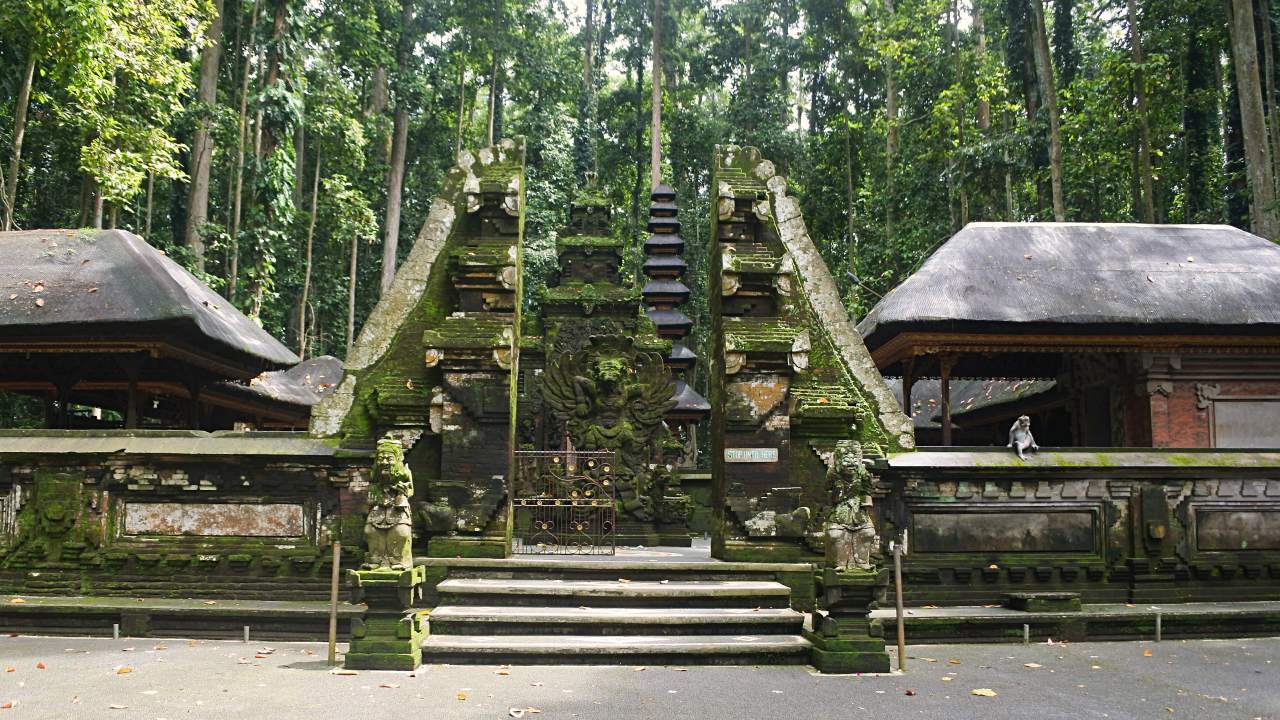 entrance to the temples 