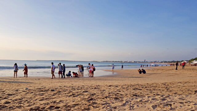 legian beach crowd