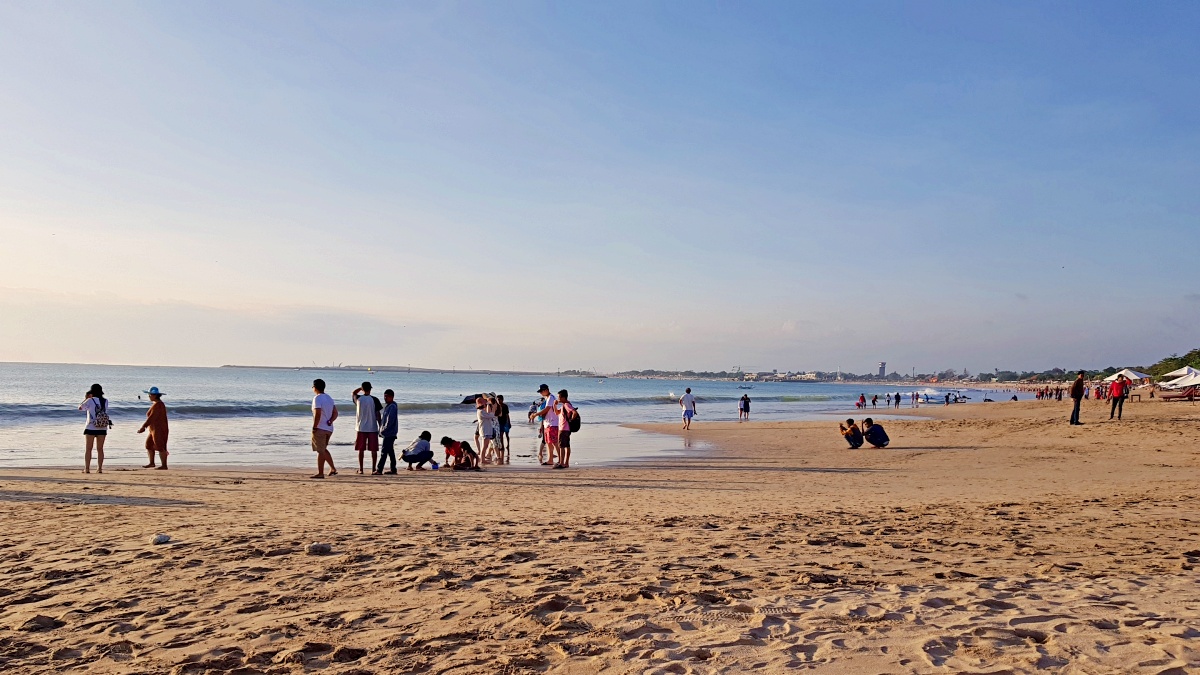 legian beach crowd 