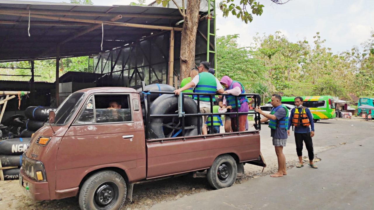 van shuttle to the cave