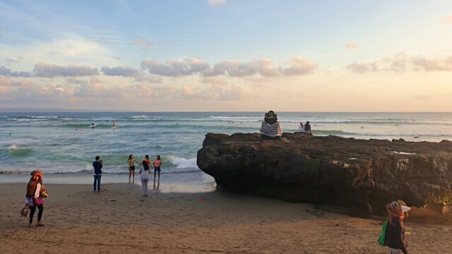 Batu Bolong Beach vibe