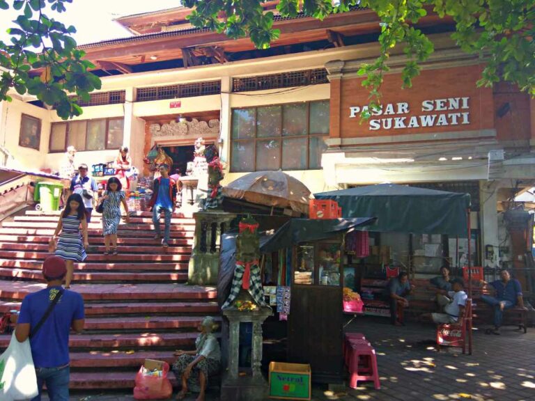 entrance to sukawati art market