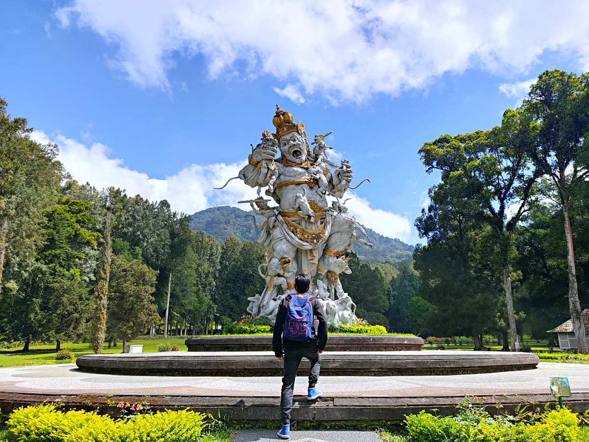kumbakarna statue at bali botanic garden