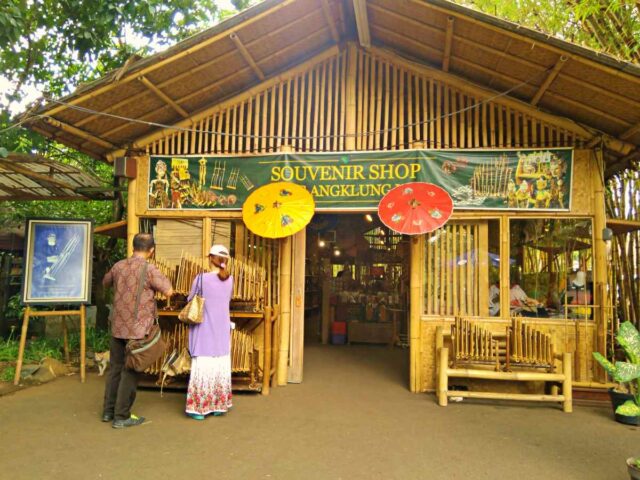saung angklung udjo souvenir shop