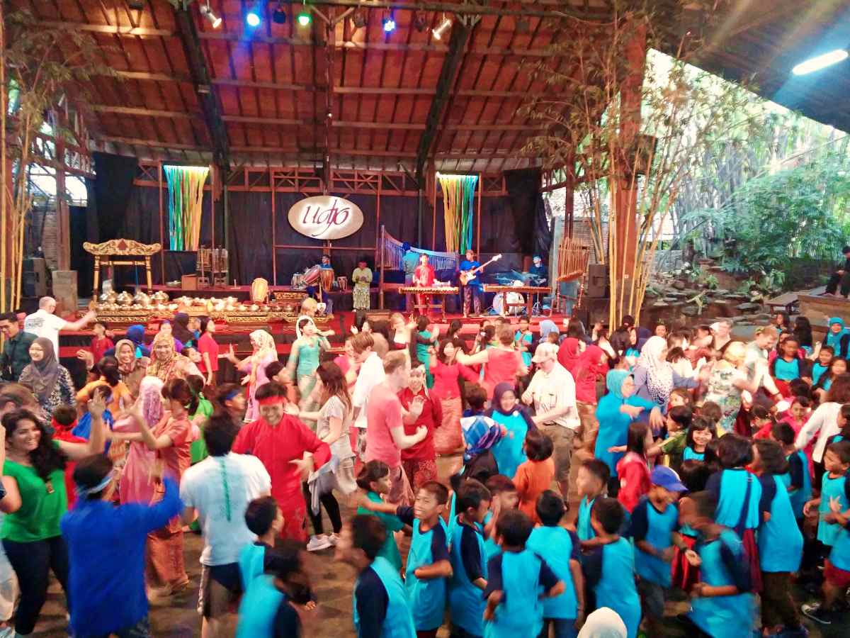 sundanese dance move saung angklung udjo