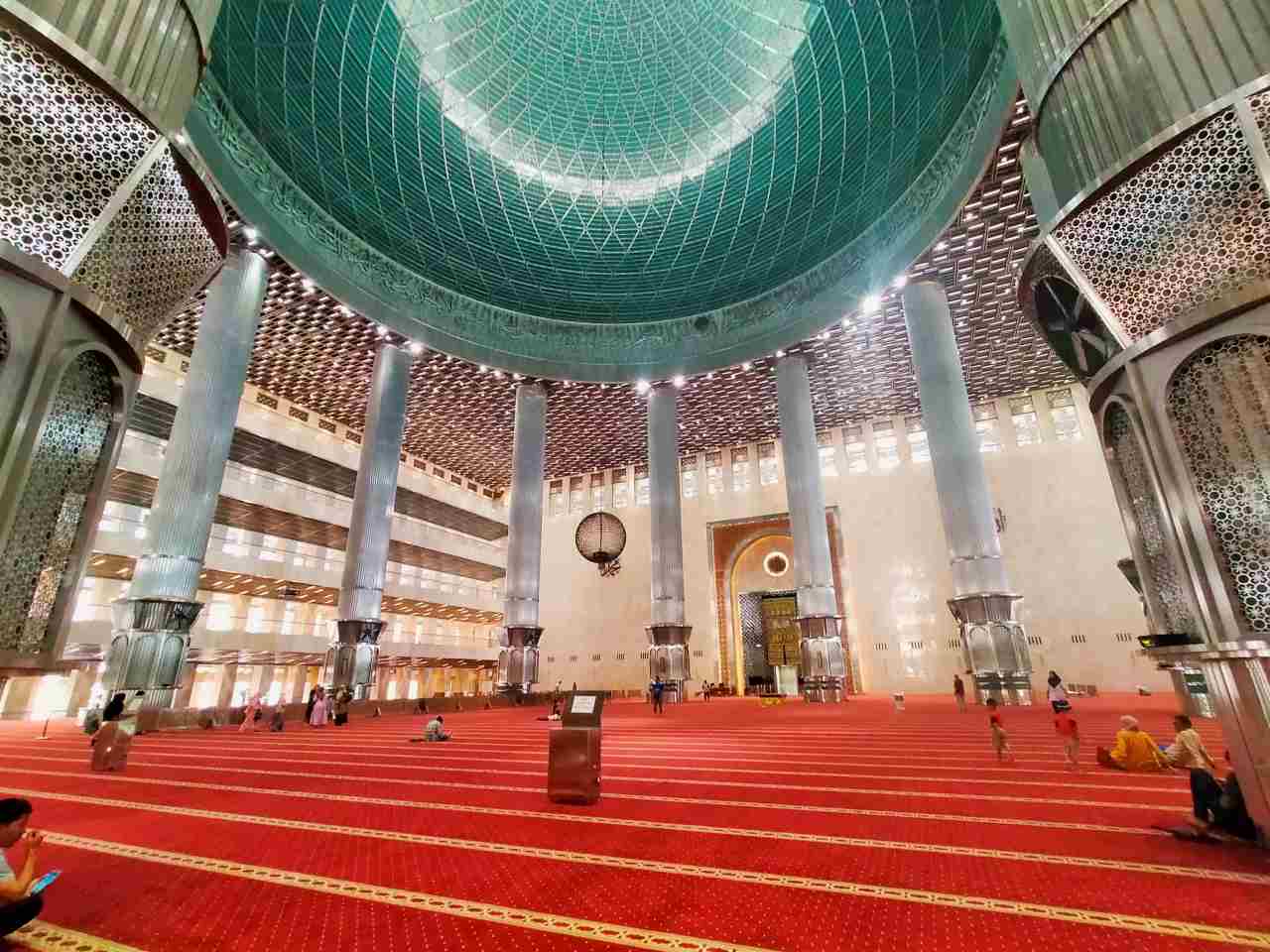 istiqlal mosque first floor 