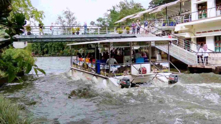 kapal katamaran gembira loka