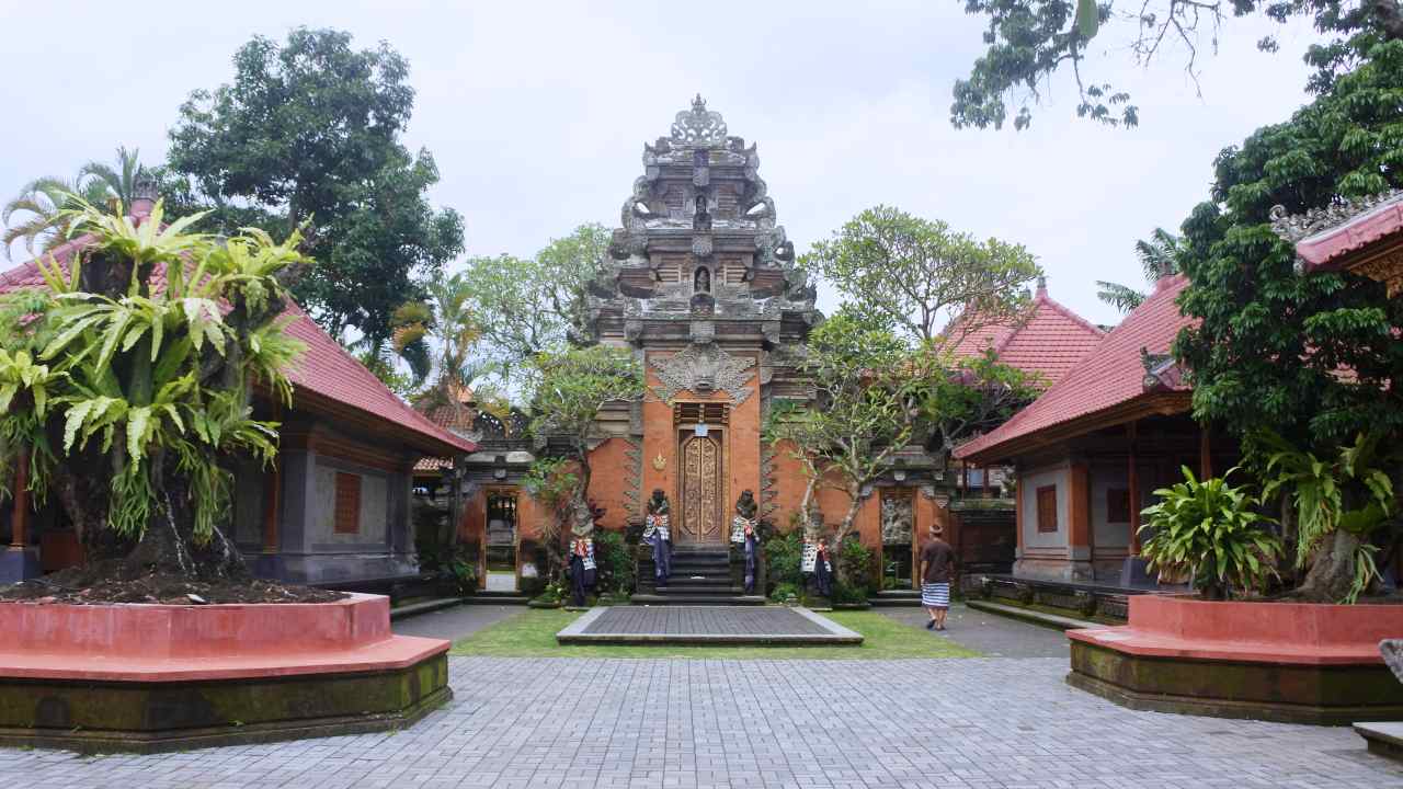 ubud palace Balinese entrance gate 