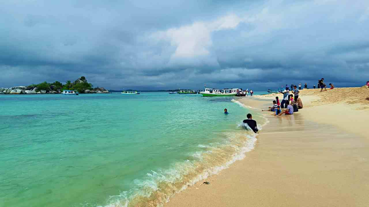 beach in lengkuas island 