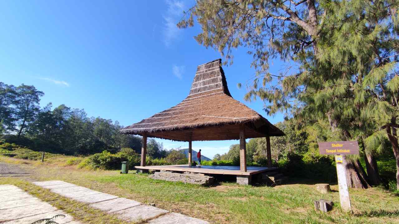 kelimutu national park gazebo