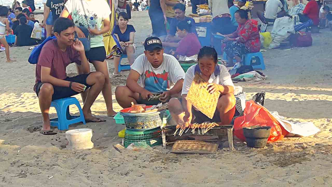 hawkers in sanur beach 