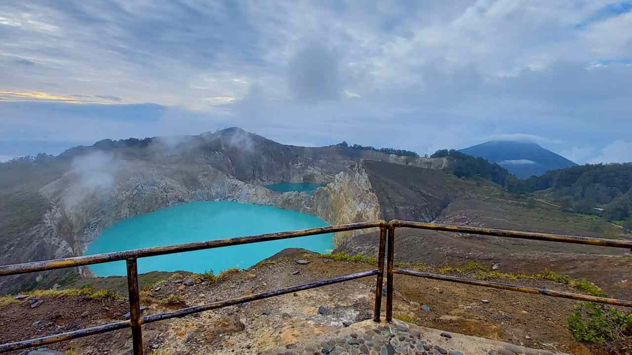 kelimutu national park blue color lake 