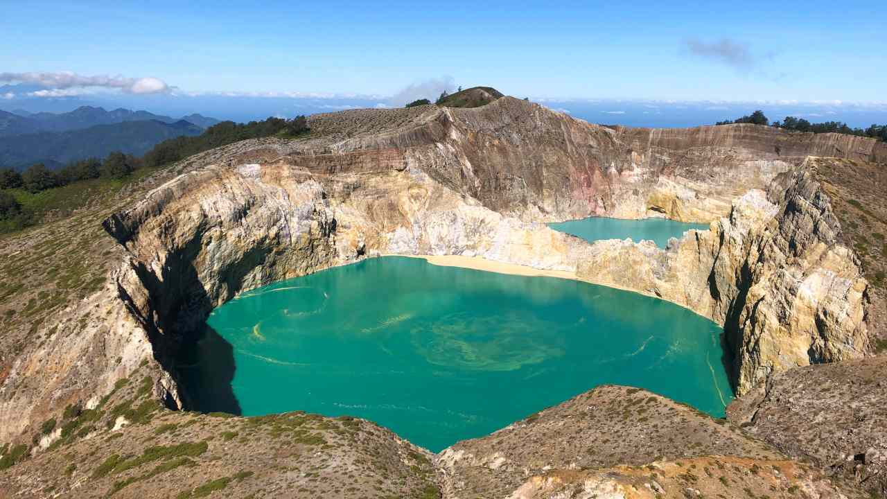 kelimutu national park lake 