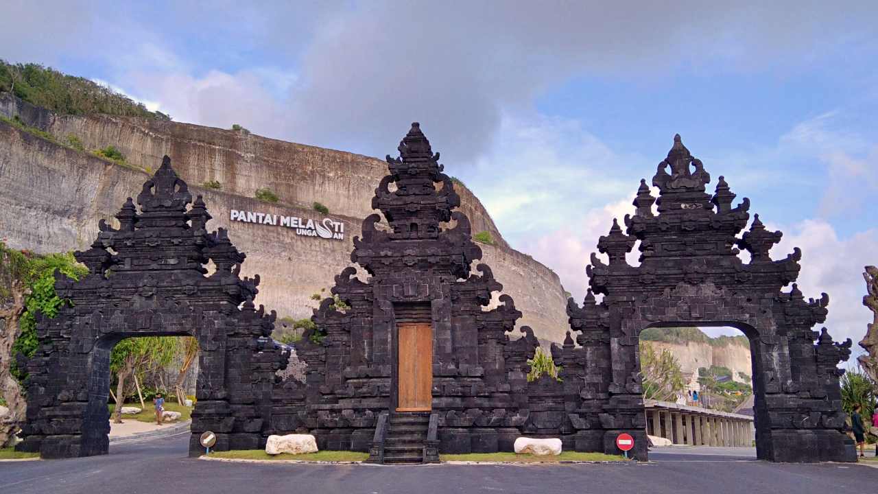 melasti beach entrance gate 