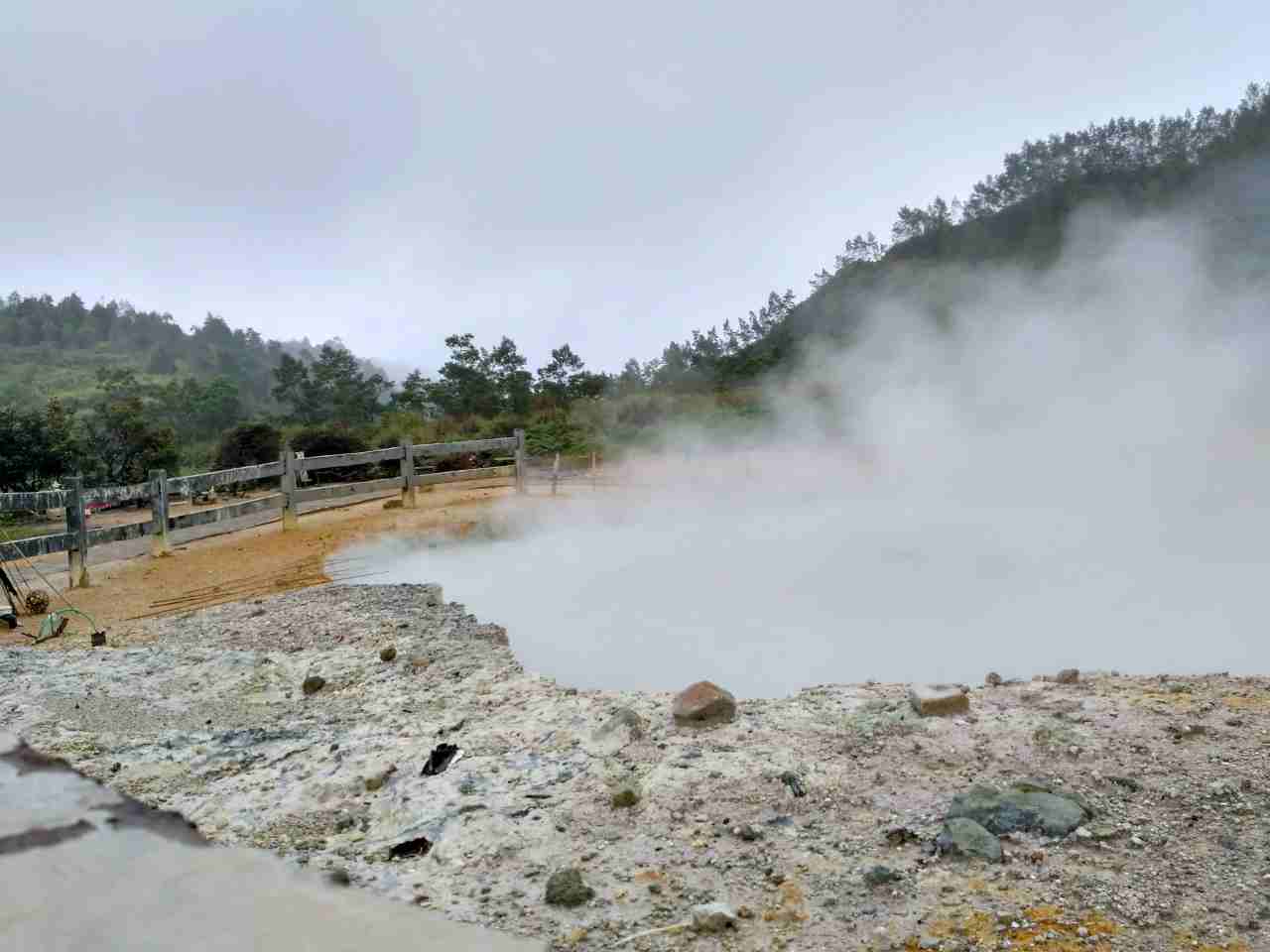 sikidang crater, dieng plateau highland 