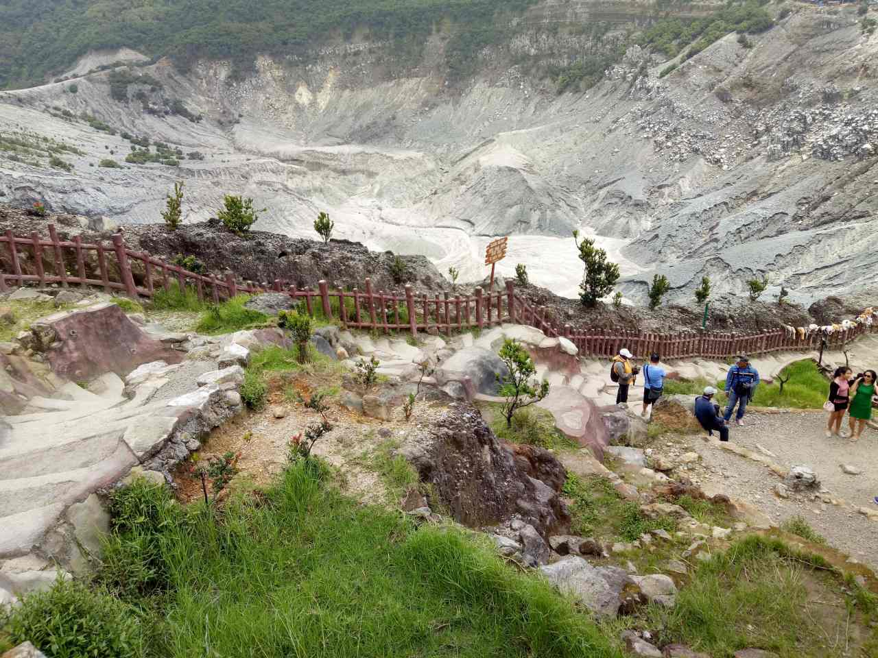 tangkuban perahu crater