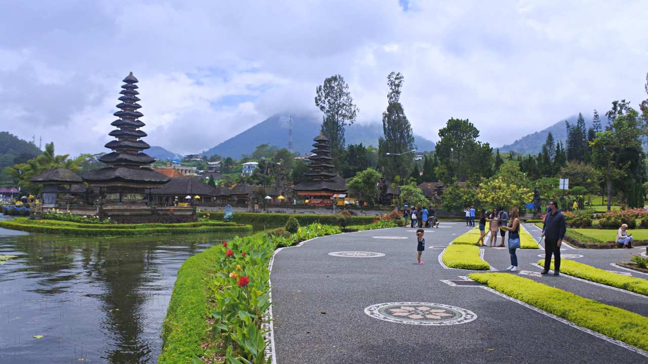 ulun danu beratan garden and temple 