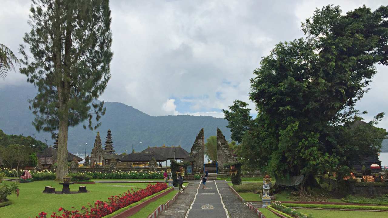 the gate to ulun danu beratan temple