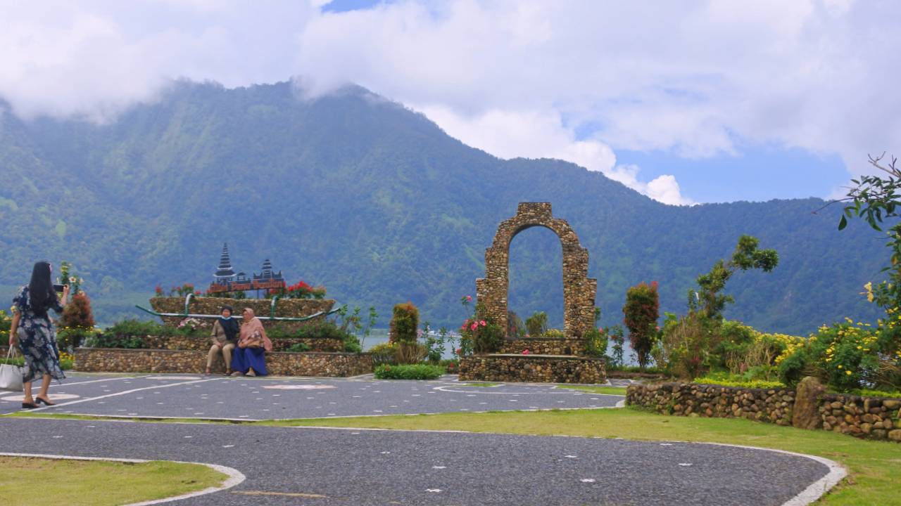 photo spot overlooking the lake 