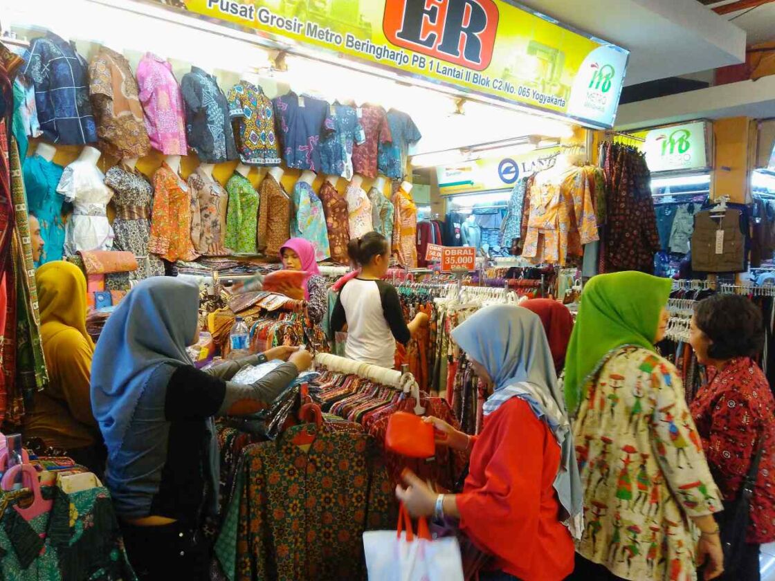 Beringharjo Market Yogyakarta Guide & Street Food - IdeTrips