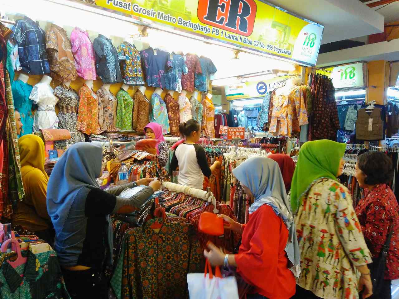 batik store at beringharjo market