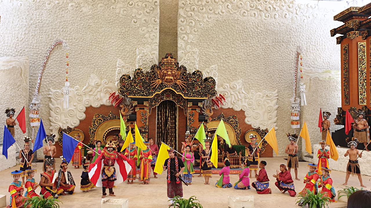 garuda wisnu kencana dance show