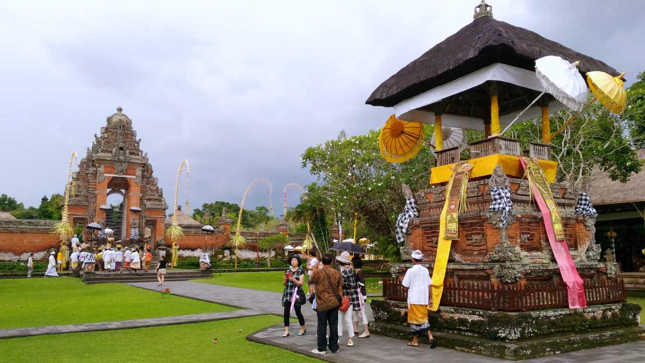 Religious ceremony and tourists 