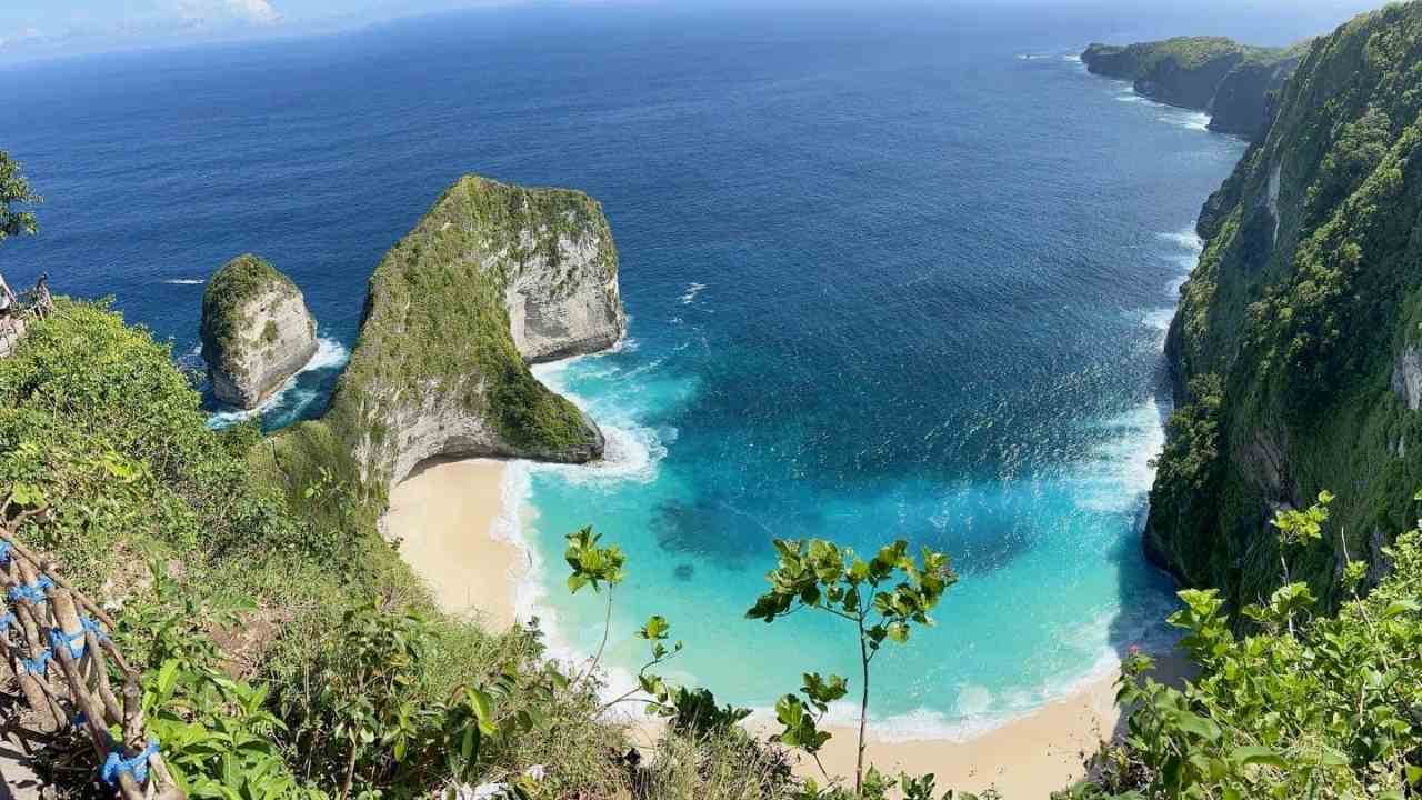 kelingking beach and cliff 